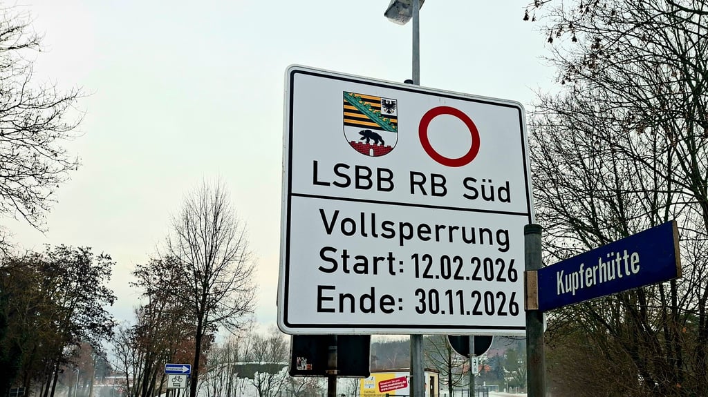 Große Schilder an der Kupferhütte in Sangerhausen weisen bereits jetzt auf die Sperrung hin.