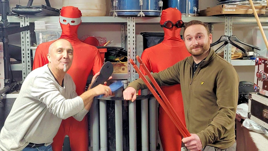 Thomas Garding (links) und Benjamin Gerth bilden das Trommlerduo Red Attack und sind vielen wohl eher in den Anzügen im Hintergrund bekannt. Thomas Garding führt vor, wie selbst mit Badelatschen und Kunststoffrohren Musik erzeugt werden kann. 