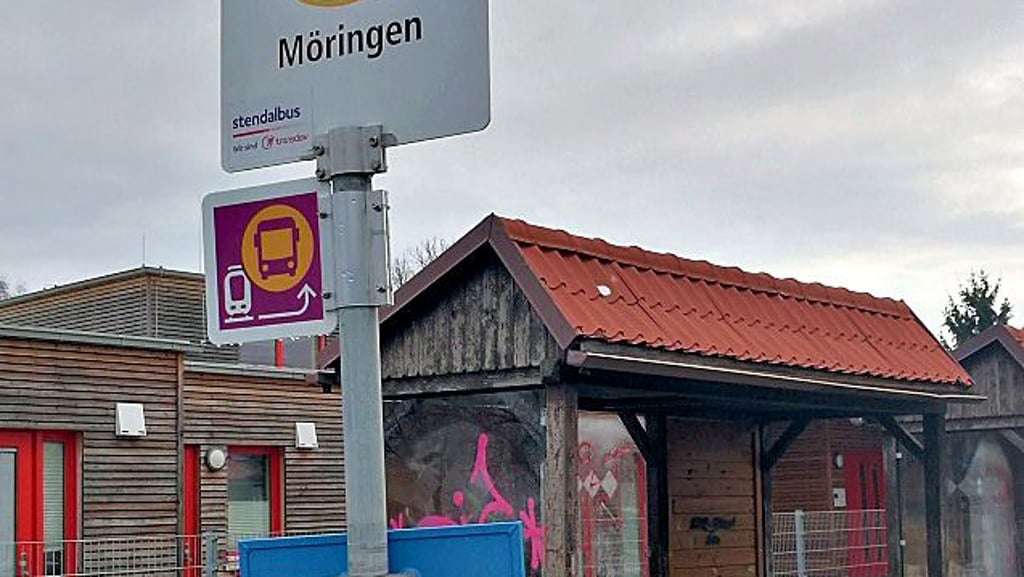 Der Schienenersatzverkehr-Bus hält nicht am Bahnhof im Stendaler Ortsteil Möringen, sondern  an der Kita.