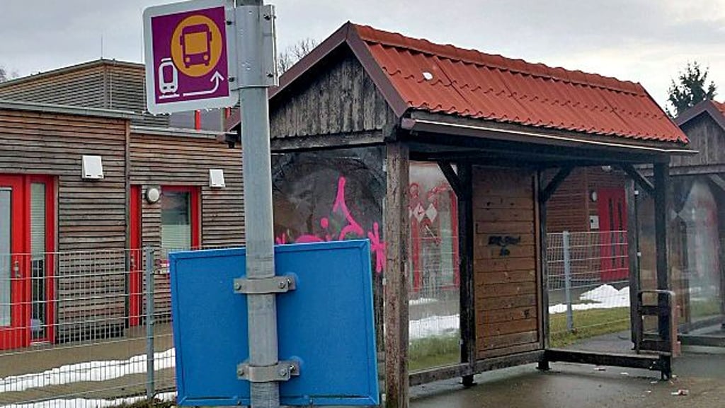 Der Schienenersatzverkehr-Bus hält nicht am Bahnhof in Möringen, sondern  an der Kita.