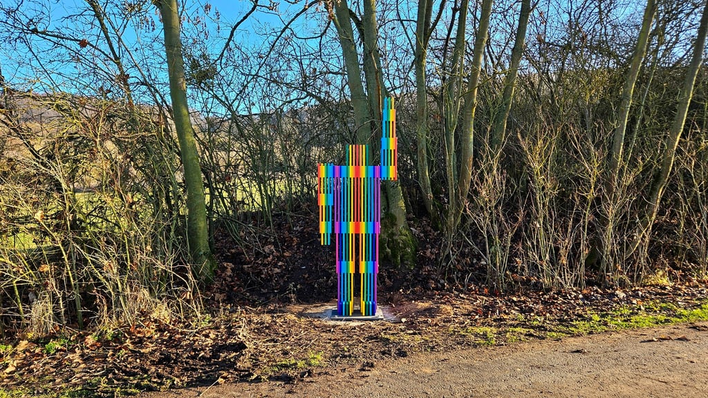 Eine große Figur in Regenbogenfarben steht am Weg zum ehemaligen Kloster Kaltenborn bei Emseloh.