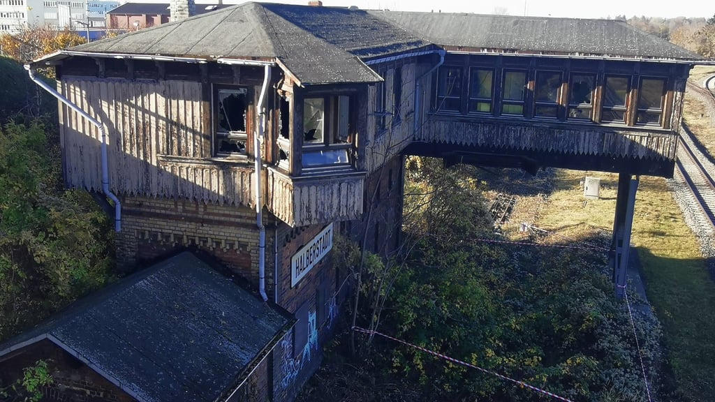 Schlechte Aussichten für Eisenbahnromantiker: Das Stellwerk an der Magdeburger Chaussee in Halberstadt soll 2028 verschwinden.