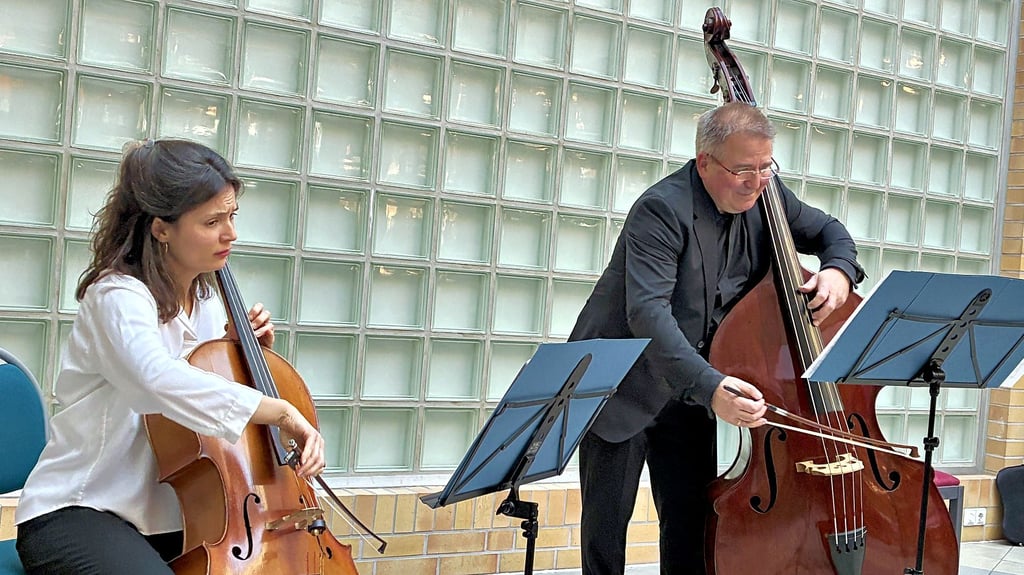 Für dieses Streicherduo baute das Johanniter-Krankenhaus um: Majella Münz (links) am Violoncello und Alf Moser am Kontrabass spielten zum Neujahreskonzert im ehemaligen Foyer des Klinikums in Stendal.