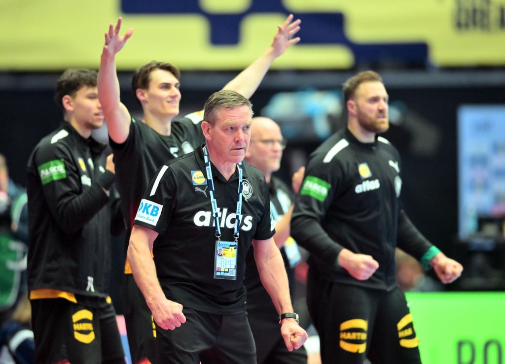 Alfred Gislason feiert mit Deutschlands Handballern den Einzug in die EM-Hauptrunde.