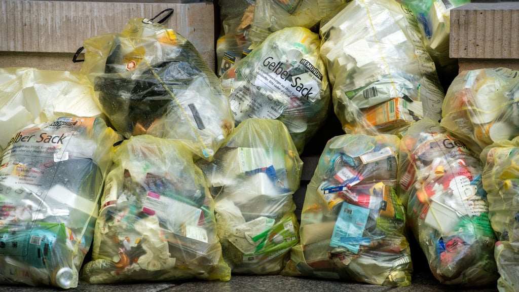 Inzwischen macht nicht nur die Verteilung, sondern auch die Abholung der Gelben Säcke in Anhalt-Bitterfeld , Köthen und Zerbst Probleme.