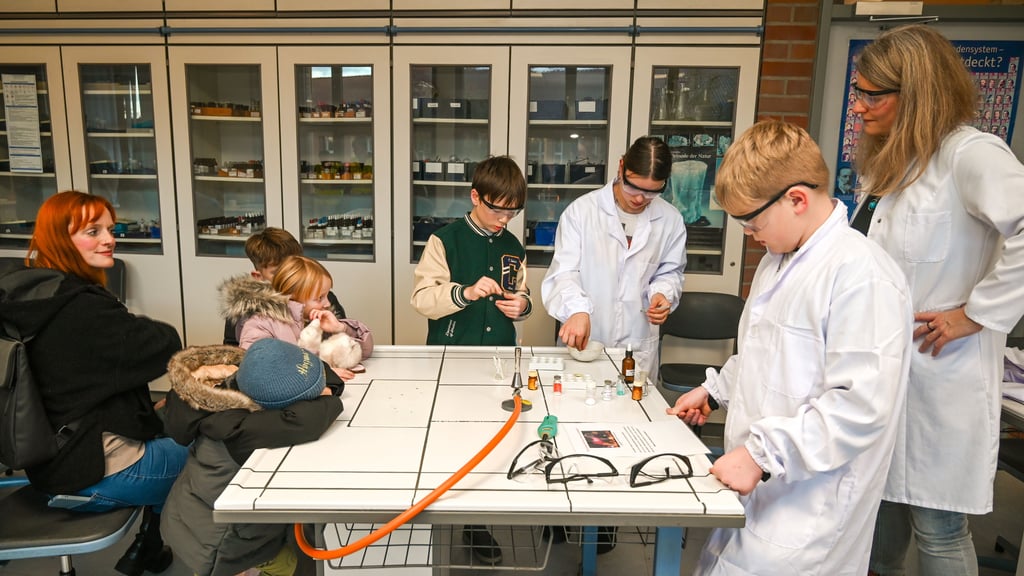 Zum Tag der offenen Tür am Börde-Gymnasium Wanzleben konnte im Chemieraum mit einem Brenner experimentiert werden.
