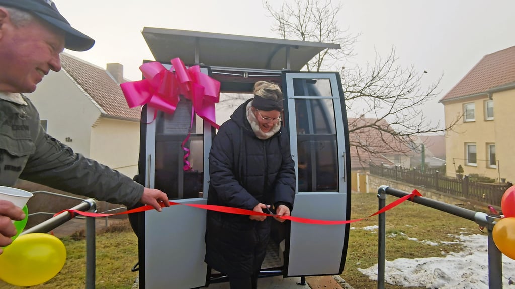 Katja Quasthoff-Palm schneidet symbolisch das Absperrband durch und eröffnet damit die neue Büchergondel in Timmenrode. 