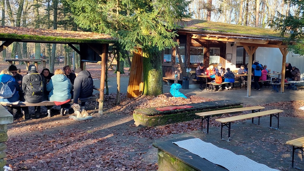 Nach neun Kilometern hab es das wohlverdiente Essen, ob nun drinnen oder draußen.