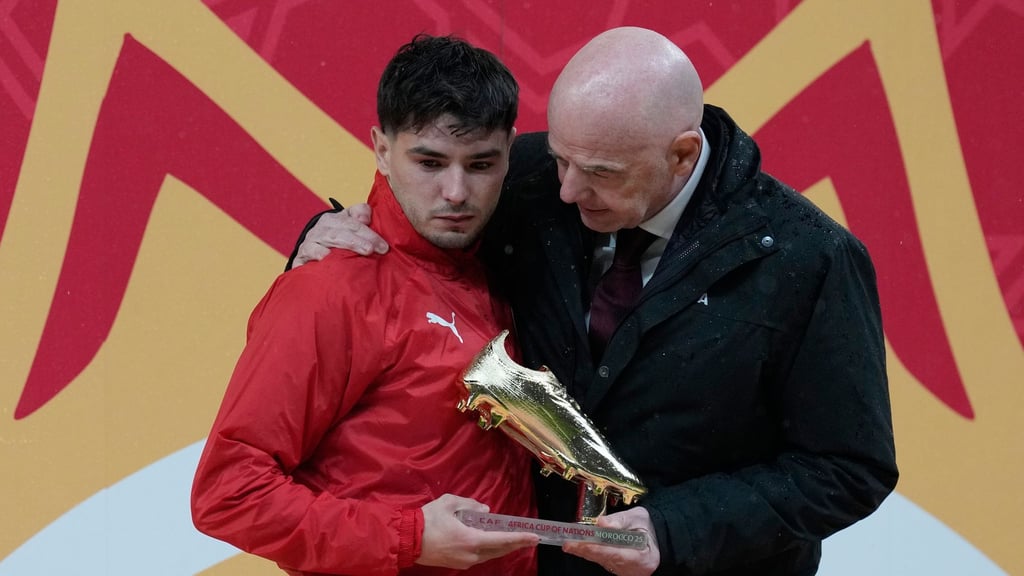 FIFA-Präsident Gianni Infantino umarmt Brahim Díaz bei der Übergabe des Goldenen Schuhs für den besten Torschützen des Afrika Cups. Der Marokkaner verschoss im Finale einen Strafstoß.