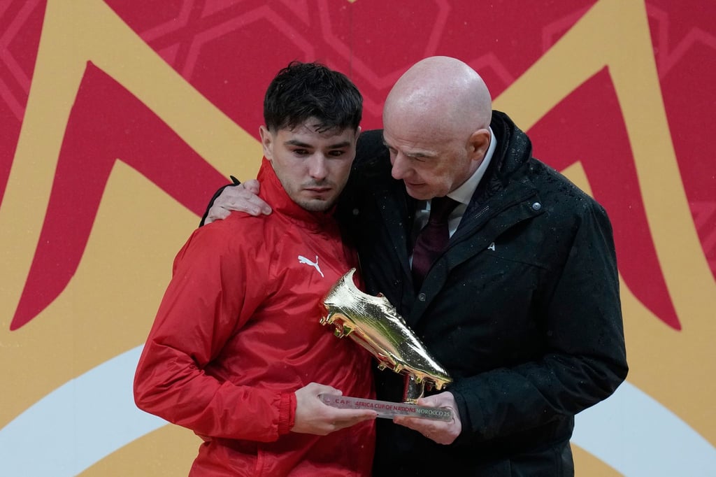 FIFA-Präsident Gianni Infantino umarmt Brahim Díaz bei der Übergabe des Goldenen Schuhs für den besten Torschützen des Afrika Cups. Der Marokkaner verschoss im Finale einen Strafstoß.