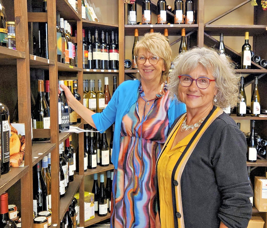 Olga Ermisch (li.) und Christina Körting geben ihre „Weinperle“ am Holzmarkt ab. 