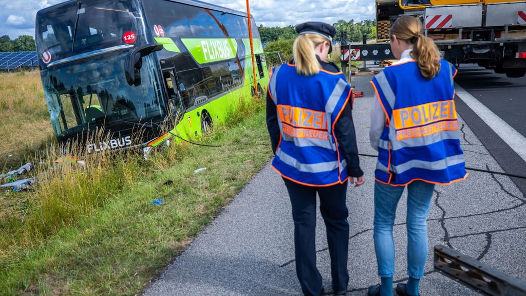 Nachts war vergangenes Jahr ein Flixbus von der A19 abgekommen und umgekippt. (Archivbild)