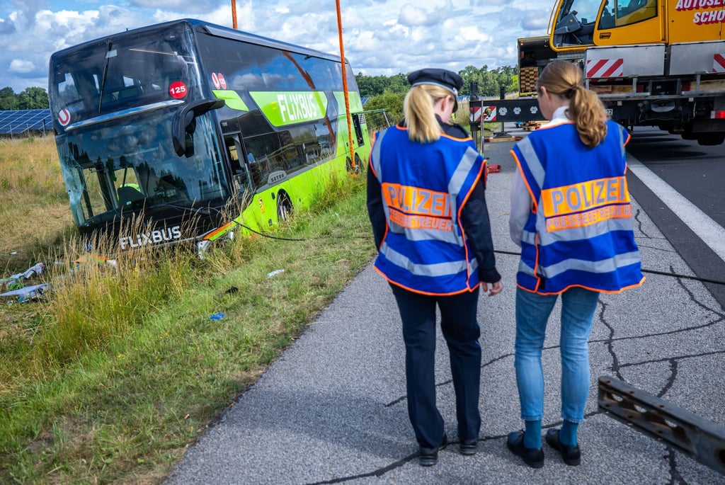 Nachts war vergangenes Jahr ein Flixbus von der A19 abgekommen und umgekippt. (Archivbild)