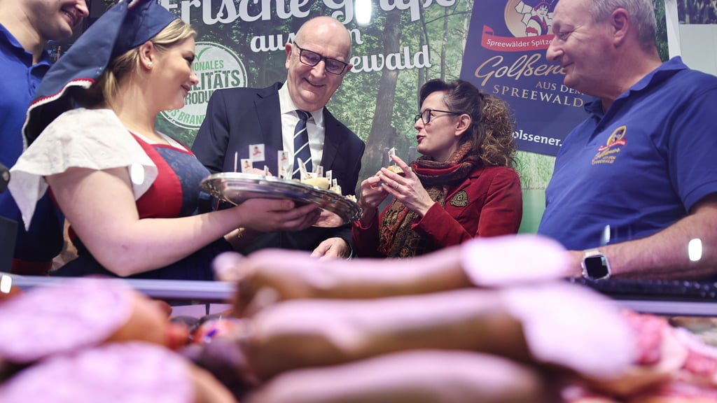 Das gehört für den brandenburgischen Ministerpräsidenten dazu: 2025 bekam Woidke in der Brandenburg-Halle der Grünen Woche manche Kostprobe gereicht. Am Montag steht gemeinsam mit der Agrarministerin wieder der Besuch der Stände an. (Archivbild)