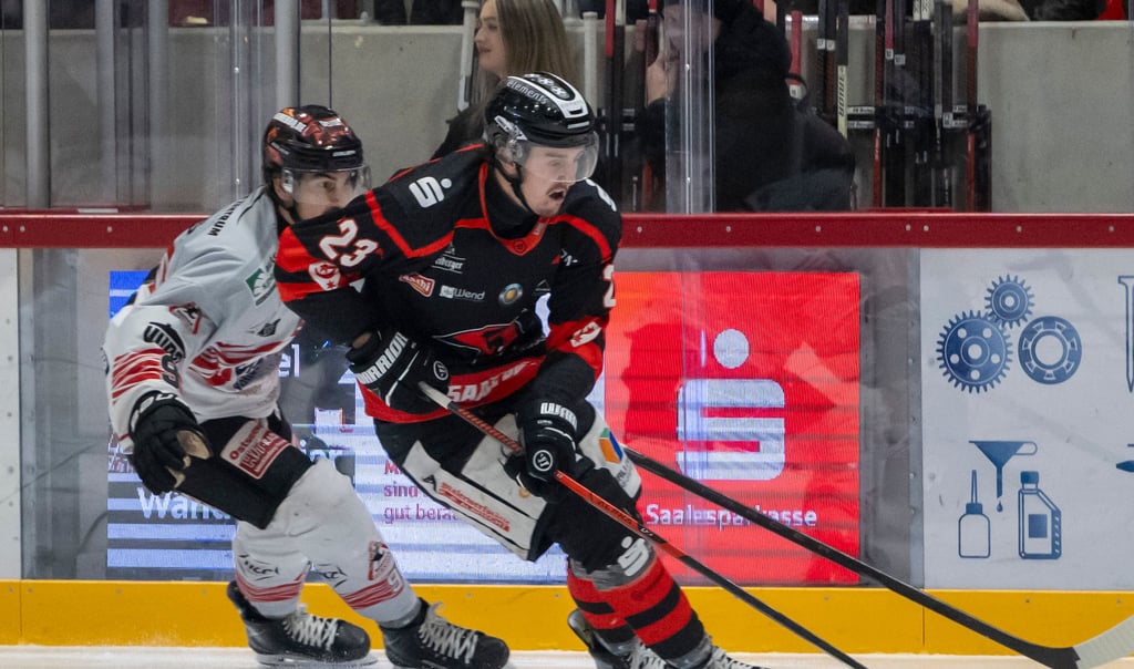 Marvin Neher (r.) glänze beim Sieg der Saale Bulls zu Hause gegen die Rostock Piranhas mit einer Vorlage.