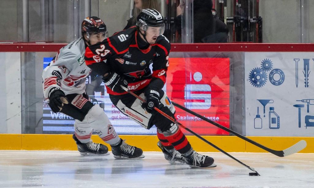Marvin Neher (r.) glänze beim Sieg der Saale Bulls zu Hause gegen die Rostock Piranhas mit einer Vorlage.