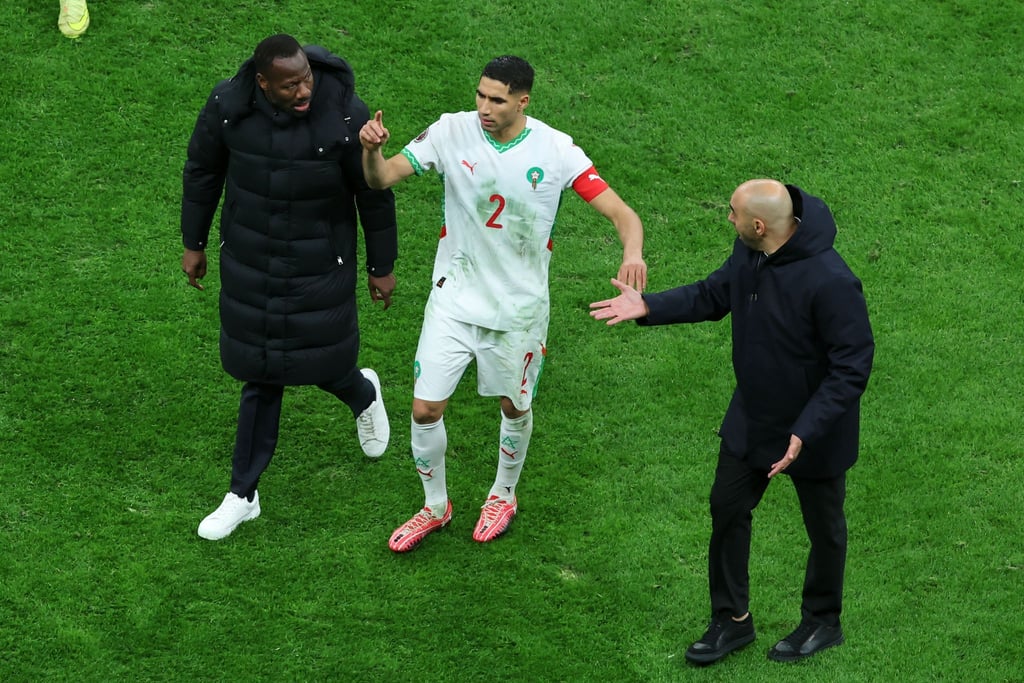 Senegals Cheftrainer Pape Thiaw (l) neben Marokkos Kapitän Achraf Hakimi.