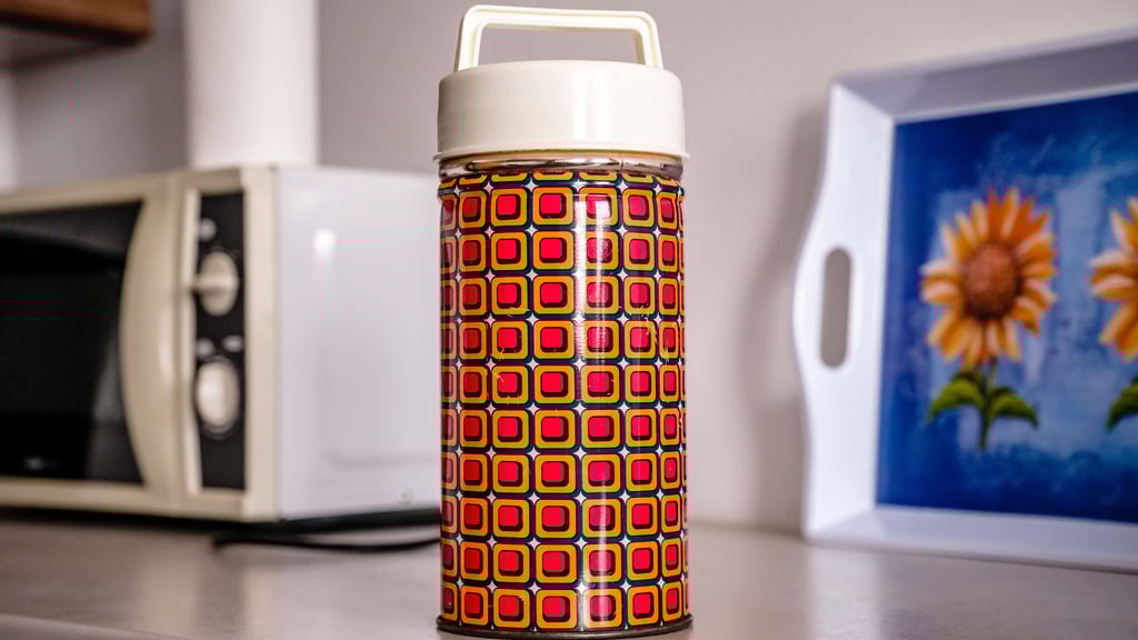 Als „Eisbombe“ bekannt, hielt diese bunte Metallkanne das Eis aus der Eisdiele auch an heißen Tagen kalt.