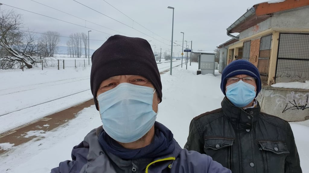 Bodo Schwarzberg und sein Freund Jens Hollerbuhl beim Start im Februar 2021 am Bahnhof in Görsbach. 