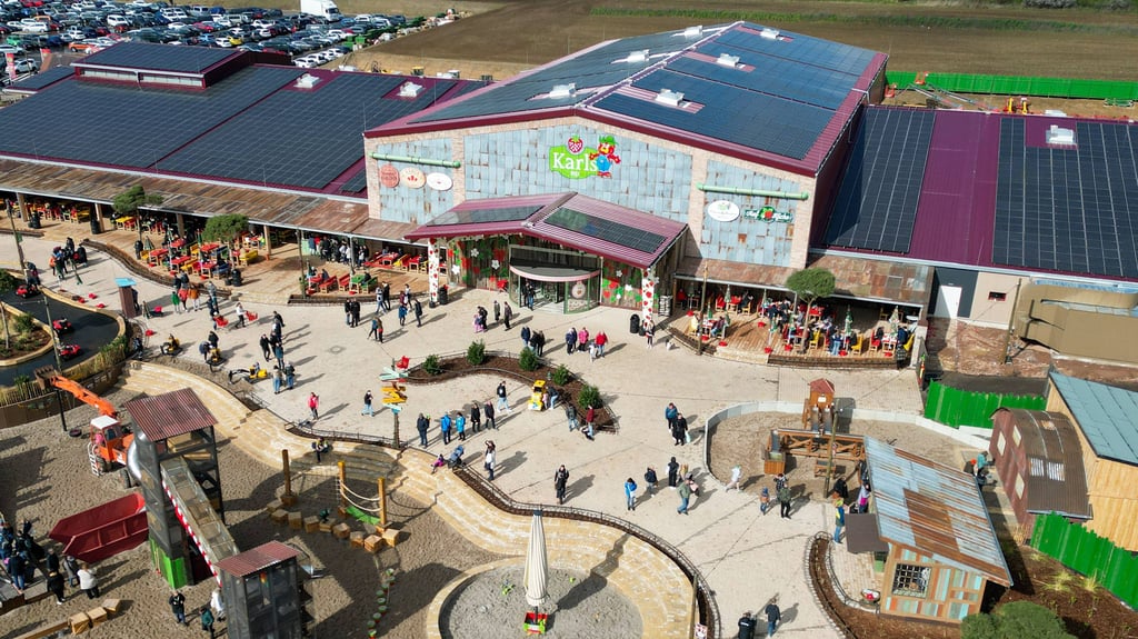 Im März 2024 eröffnete Karls Erlebnis-Dorf in Döbeln. Zum Sommer 2026 wird das dortige Angebot um eine Achterbahn und ein Café ergänzt.