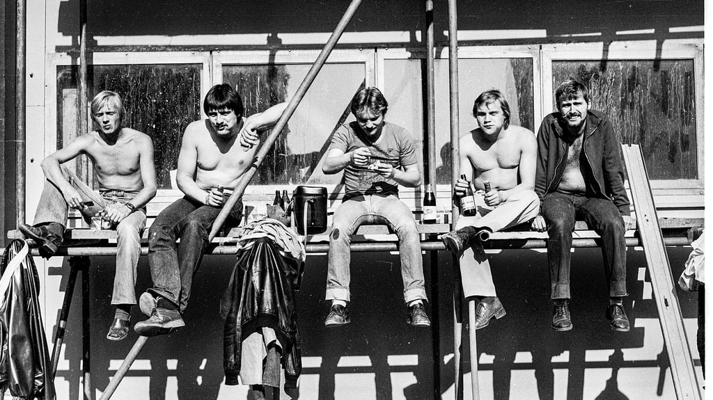 Bau auf, bau auf: Arbeitspause einer Baubrigade. Die Bauarbeiter des VEB Kreisbaubetriebs Staßfurt bauten die  Poliklinik Staßfurt. 