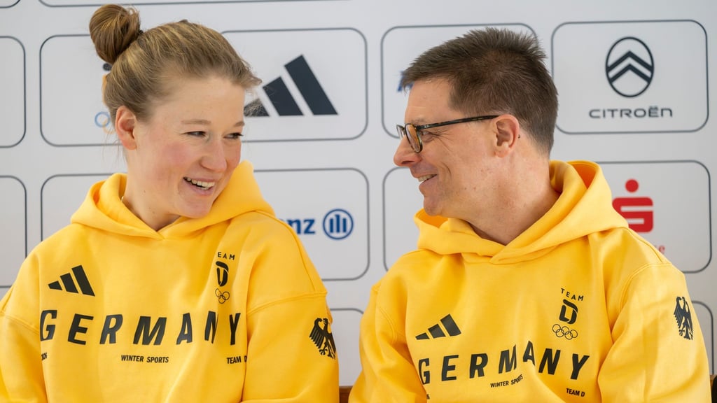 Snowboarderin Jana Fischer (l) freut sich auf ihre dritten Winterspiele.