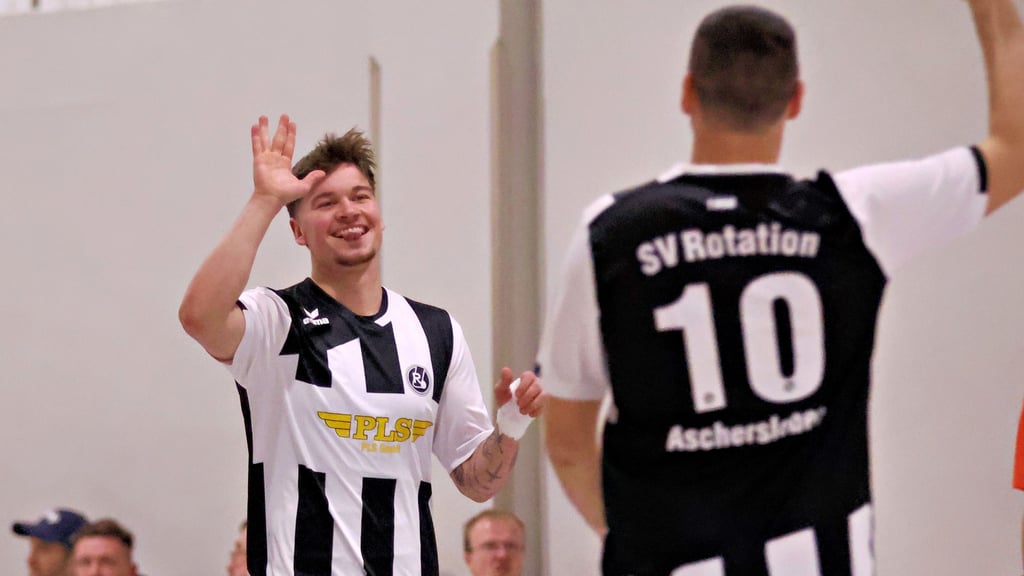 Hatten gut Lachen: Tony Schüler (links) und der SV Rotation Aschersleben. 