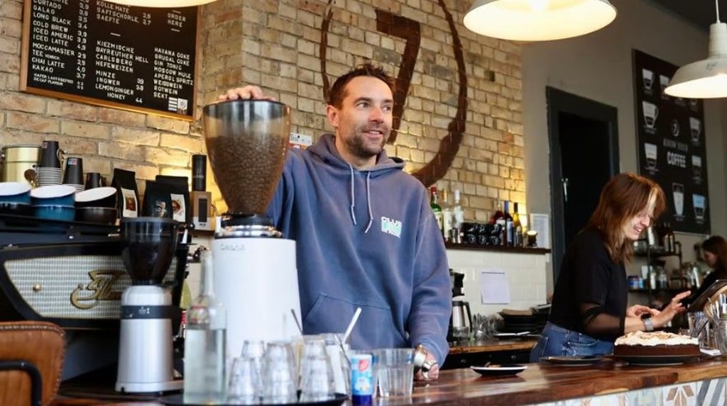 Thomas Schwarzmann im 7 Gramm: Es ist eines der beliebtesten Cafés in Halle.