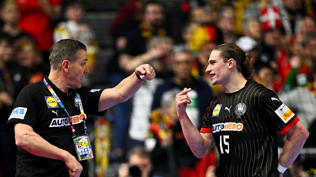 Handball-Bundestrainer Alfred Gislason (l) reagiert gelassen auf Juri Knorrs Kritik. (Archivbild)