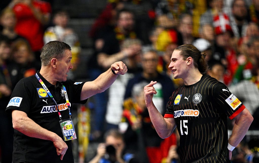 Handball-Bundestrainer Alfred Gislason (l) reagiert gelassen auf Juri Knorrs Kritik. (Archivbild)