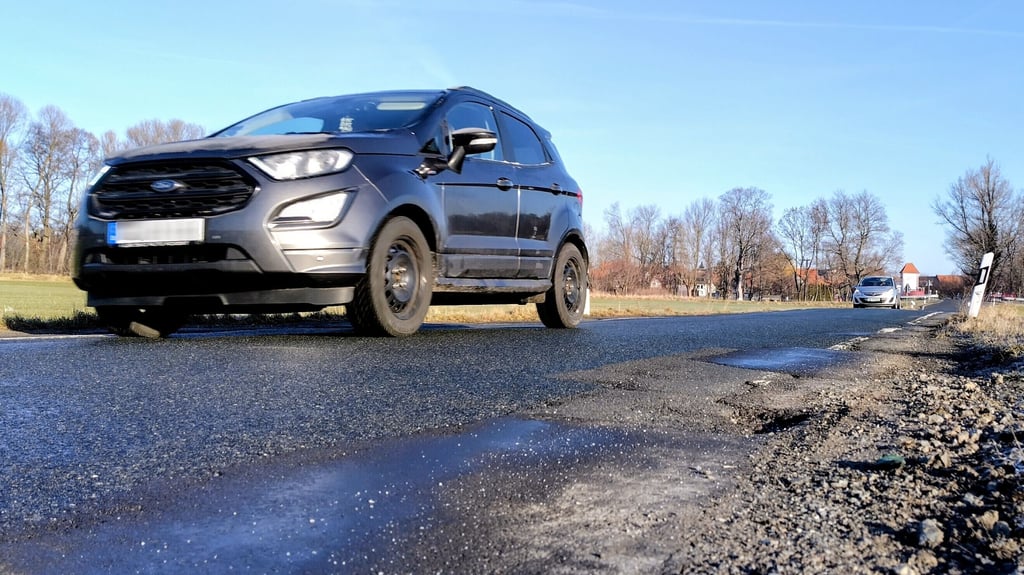 Die holprige und zu schmale Straße über den Petersberg von Minsleben Richtung Autobahn 36, Wernigerode und Silstedt soll 2026 ausgebaut werden.