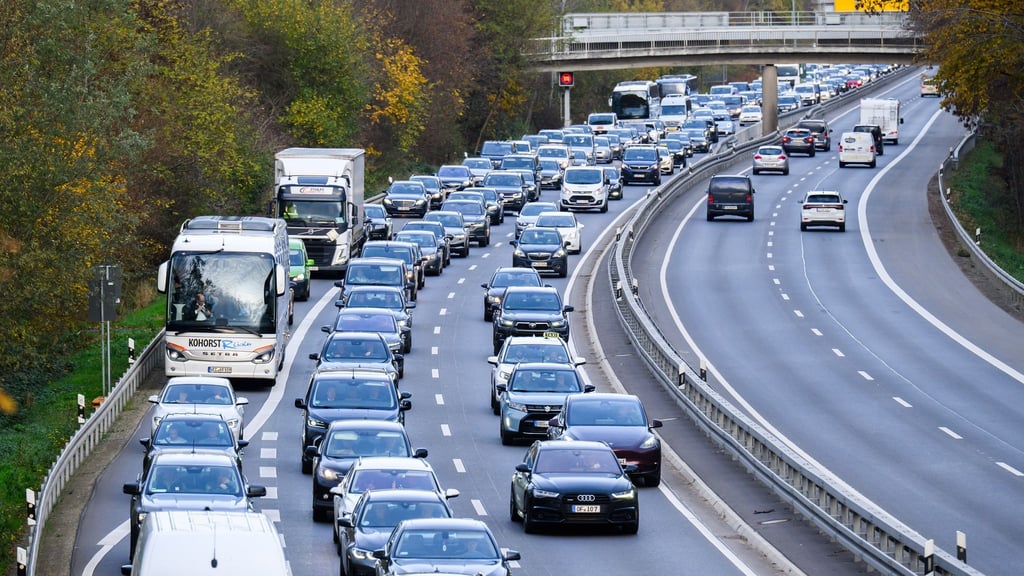 Rund um Hannover kommt es bei besucherreichen Messen immer wieder zu Staus und Verkehrschaos. Doch auch der Alltag der Pendler ist staureich. (Symbolbild)