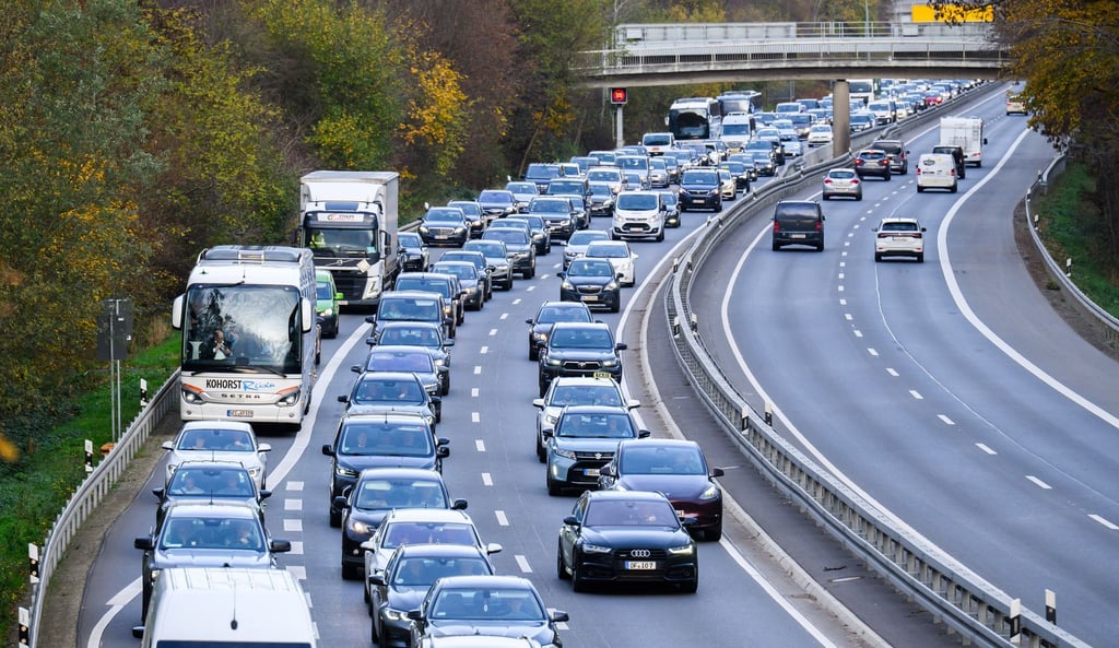 Rund um Hannover kommt es bei besucherreichen Messen immer wieder zu Staus und Verkehrschaos. Doch auch der Alltag der Pendler ist staureich. (Symbolbild)