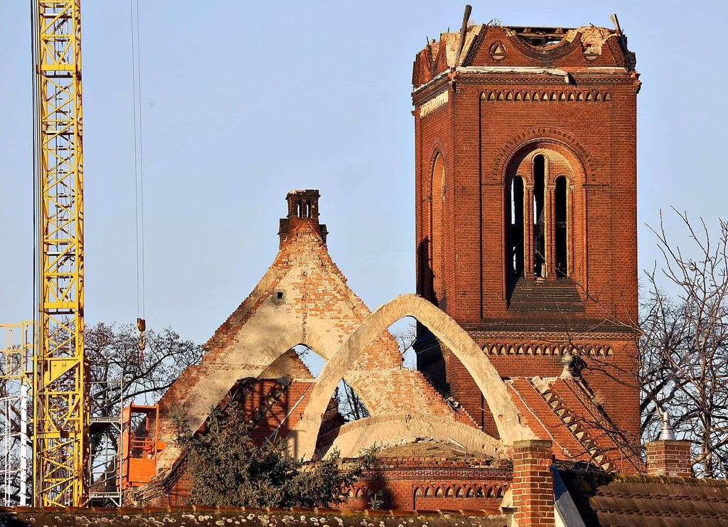Die Abrissarbeiten an der Waldauer Kirche gehen nun weiter. 