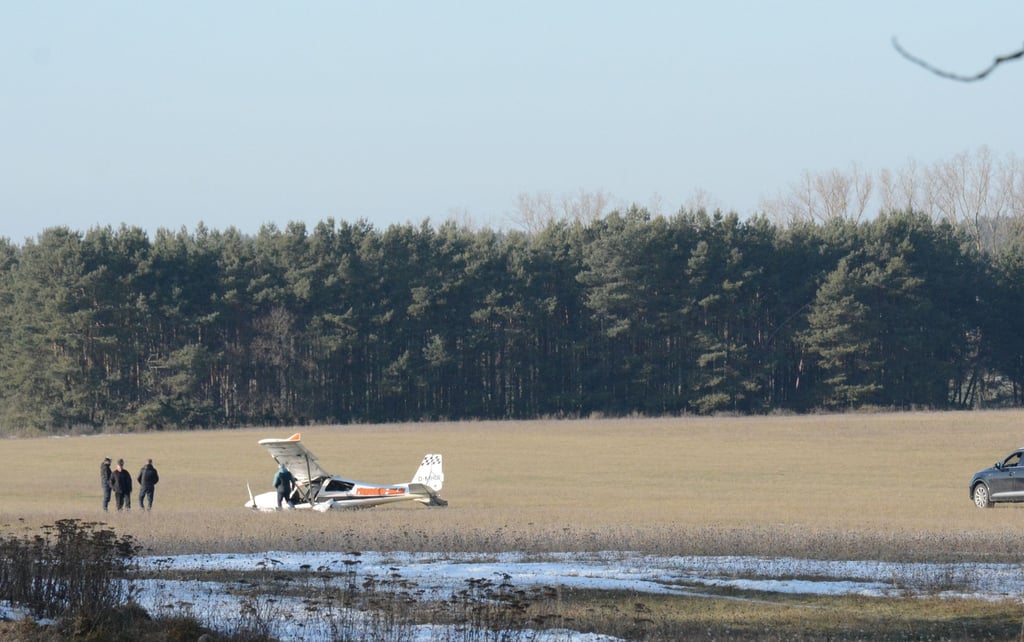 Auf einer Fläche westlich des Vereinsheimes des Fliegerklubs Gardelegen liegt das Flugzeug. Der Unfall soll sich beim Landeanflug ereignet haben.