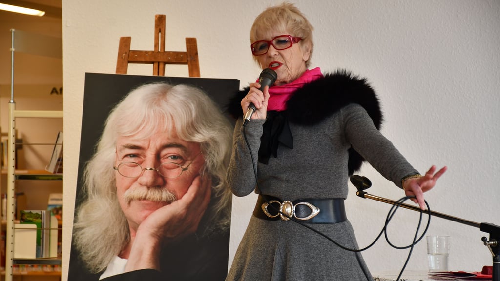 Monika Ehrhardt-Lakomy eröffnete die Ausstellung über ihren Mann, den Magdeburger Musiker Reinhard Lakomy.