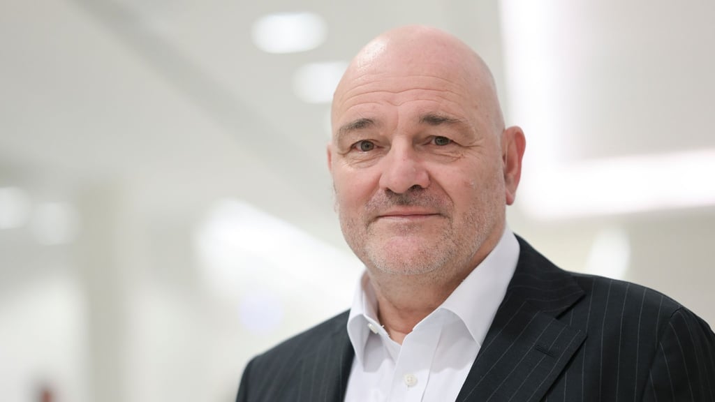 Laut Finanzminister Robert Crumbach müssen die Ausgaben in den kommenden beiden Jahren reduziert werden. (Archivbild)