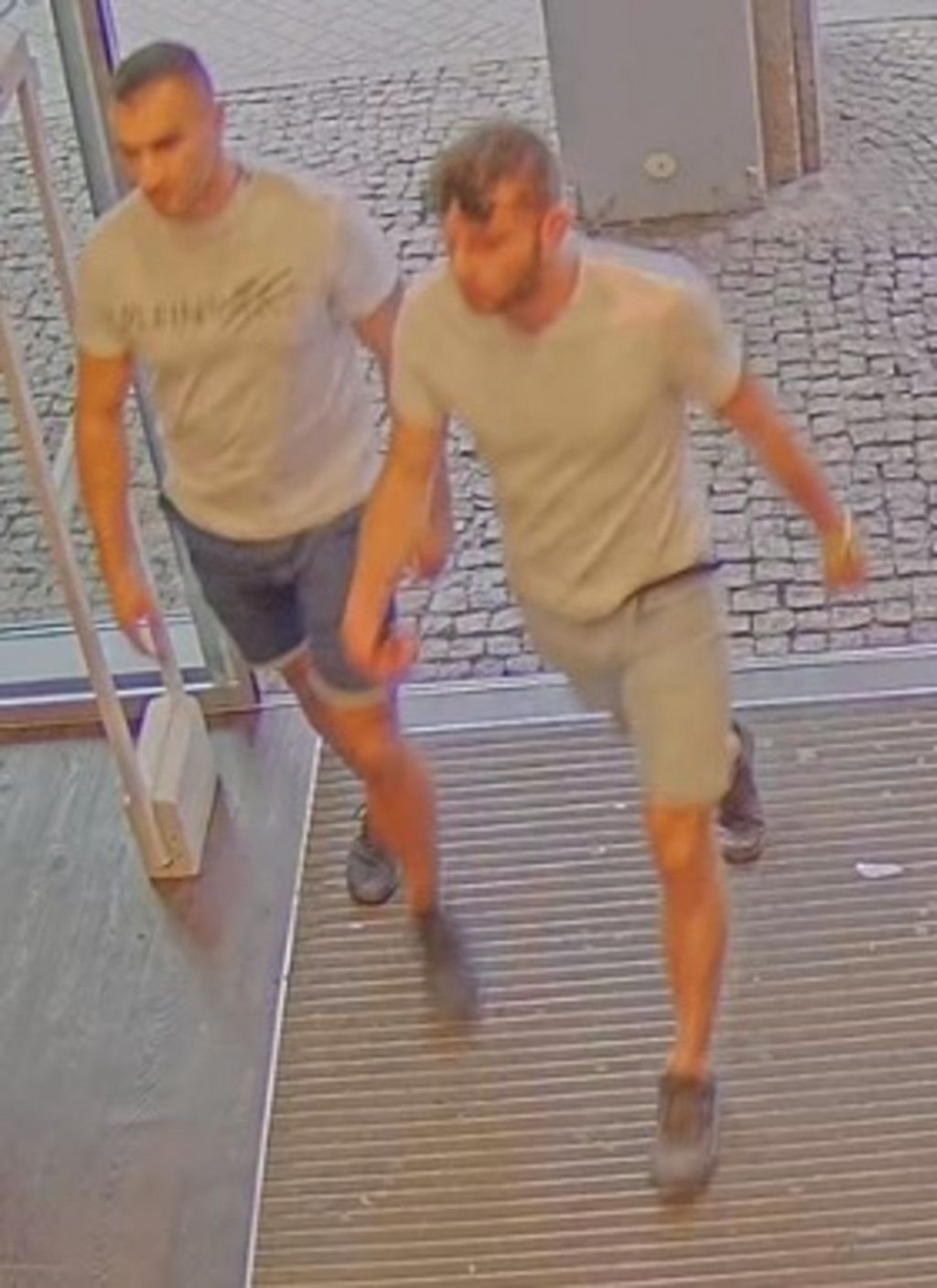 Wer kennt die beiden abgebildeten Personen? Sie sollen in Halle einen Diebstahl begangen haben.