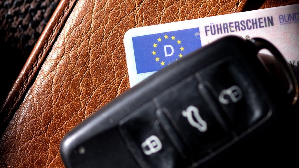 Wer im Ausland lebt und weiterhin in Deutschland Auto fahren möchte, muss seinen Führerschein gegen ein gültiges Dokument umtauschen.