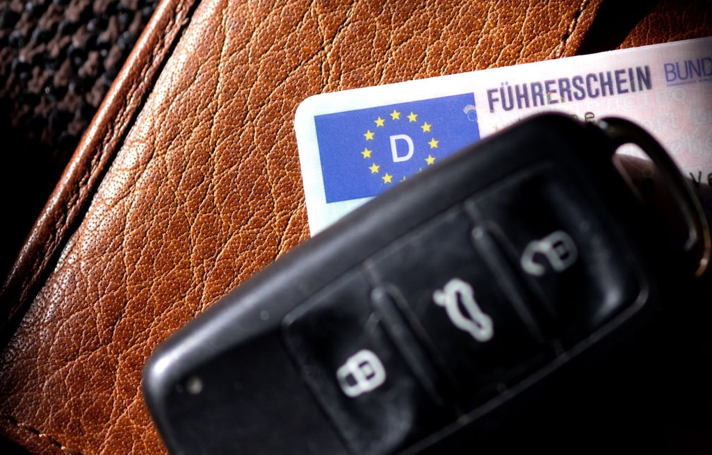 Wer im Ausland lebt und weiterhin in Deutschland Auto fahren möchte, muss seinen Führerschein gegen ein gültiges Dokument umtauschen.