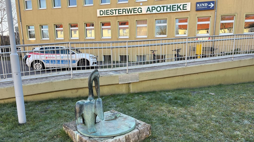 Einer der beiden Pelikane  vor dem Ärztehaus in der Diesterwegstraße ist verschwunden. 