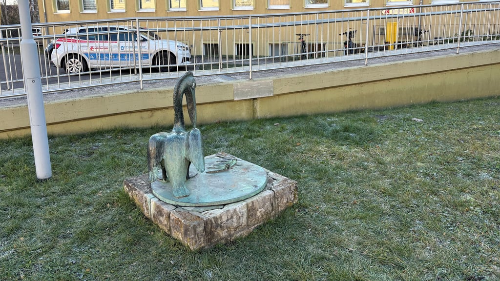 Einer der beiden Pelikane  vor dem Ärztehaus in der Diesterwegstraße ist verschwunden. 