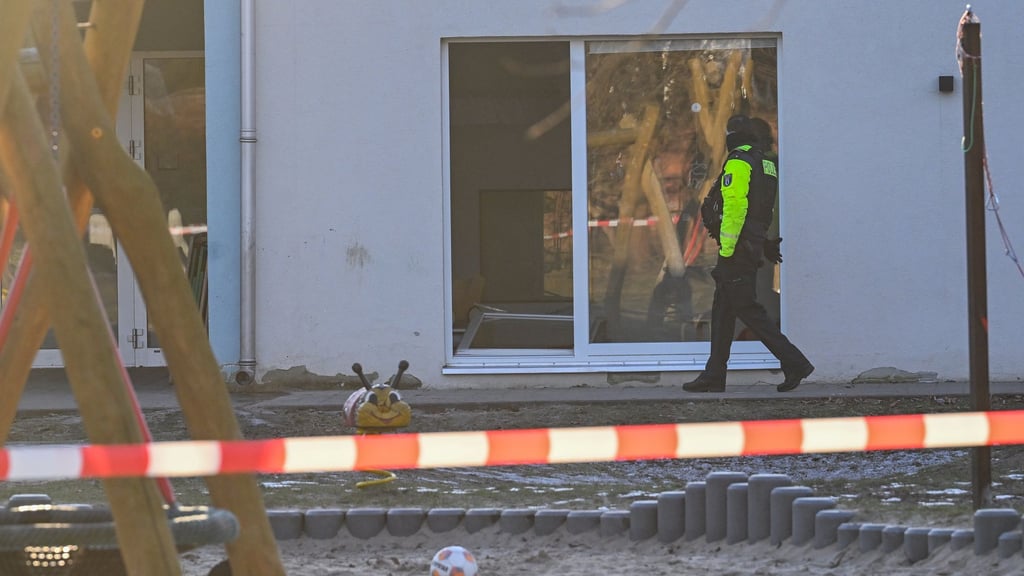 Die Feuerwehr berichtete von 22 Sanitätern, Ärzten und Feuerwehrleuten, die mit 12 Fahrzeugen im Einsatz waren. (Archivbild)