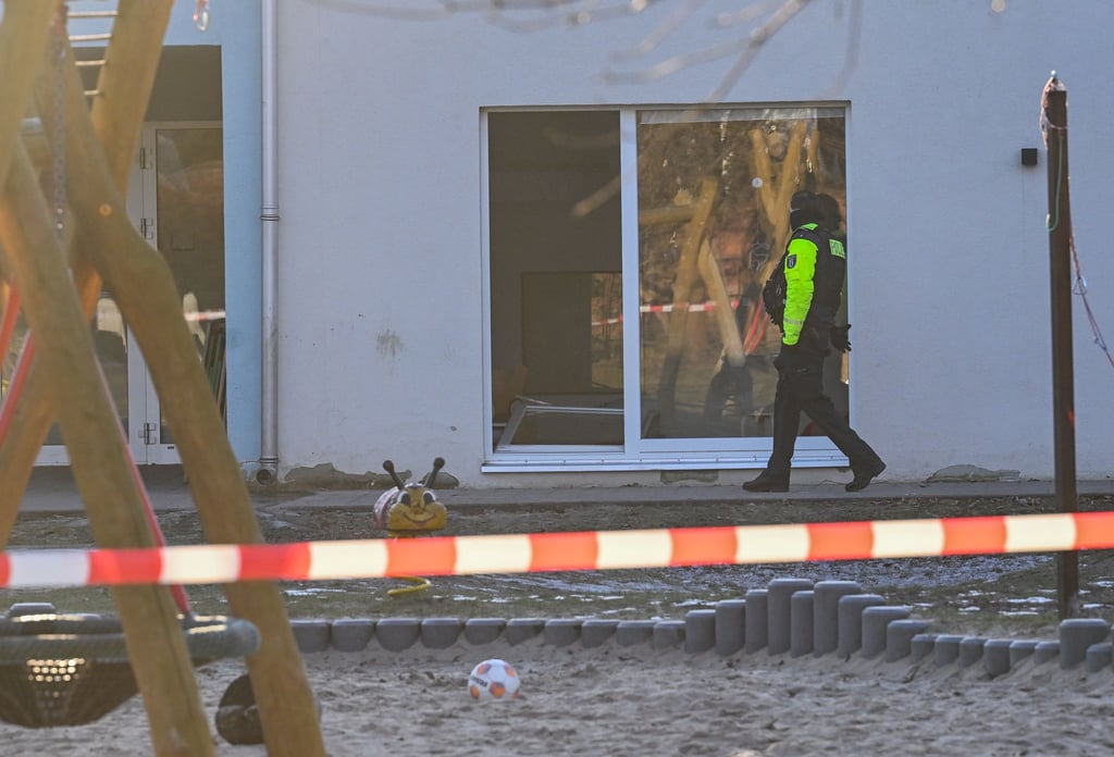 Die Feuerwehr berichtete von 22 Sanitätern, Ärzten und Feuerwehrleuten, die mit 12 Fahrzeugen im Einsatz waren. (Archivbild)