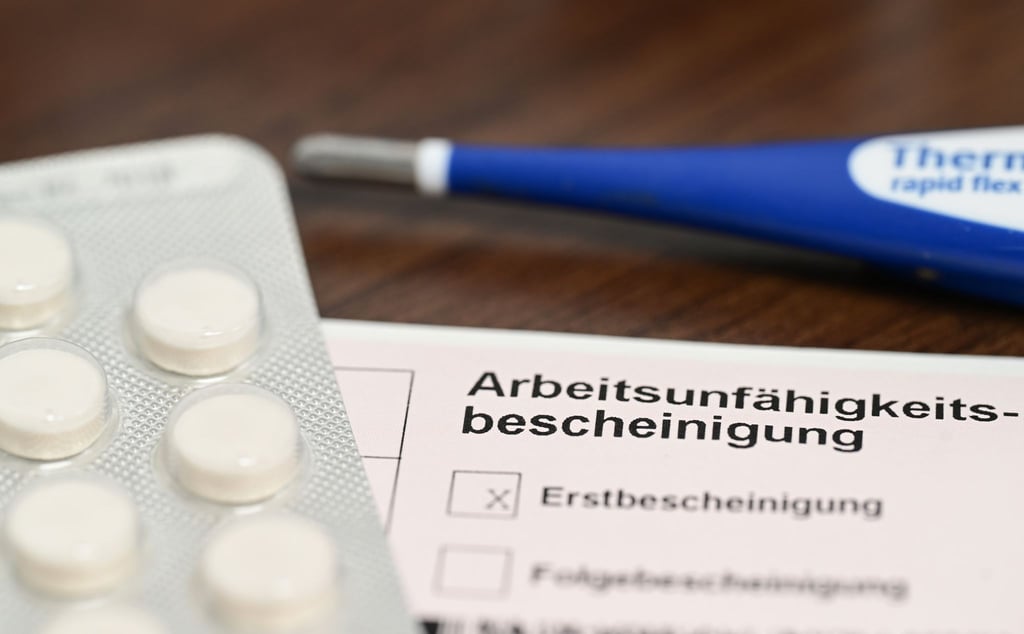 Krankheitsbedingte Fehlzeiten im Job bleiben 2025 auf erhöhtem Niveau. (Archivbild)