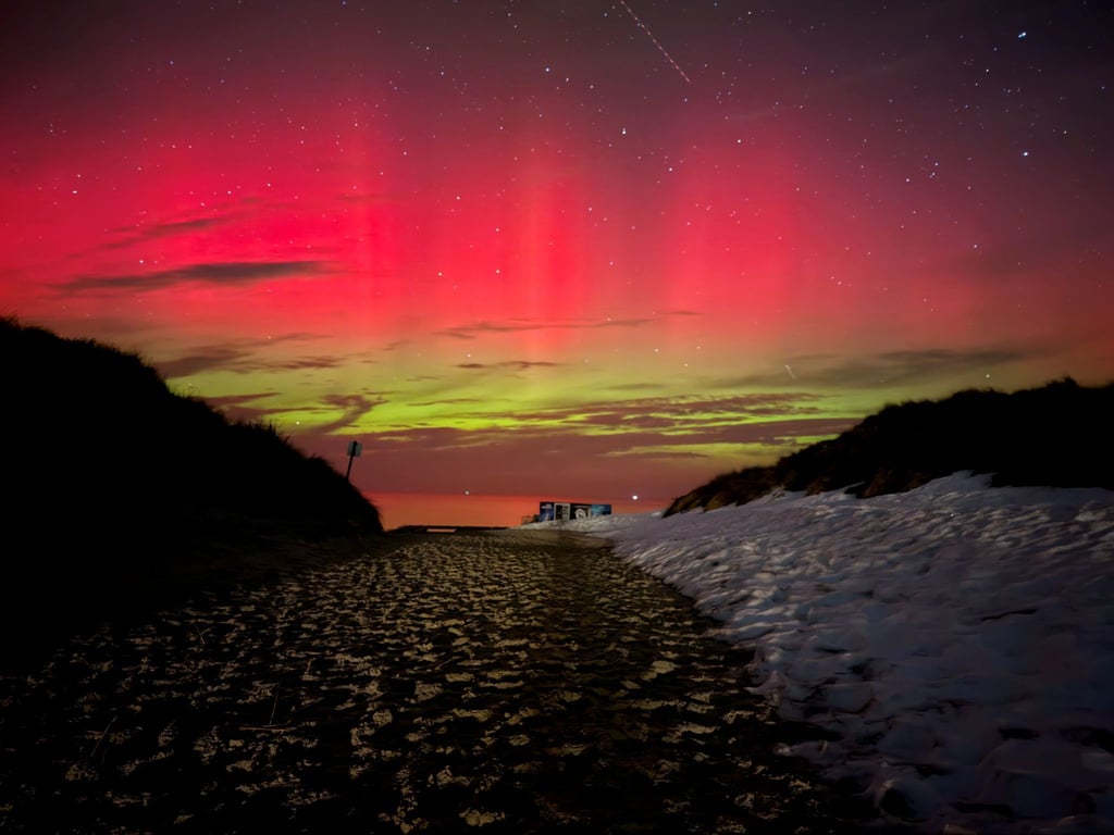 Schnee, Sand und bunte Lichter bilden einen seltenen Anblick auf der Nordseeinsel Norderney.