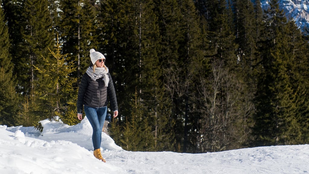 Unterwegs in den Bergen: Die zunehmende Höhe und der Schnee erhöhen das Sonnenbrandrisiko. Hier ist Sonnenschutz besonders wichtig.