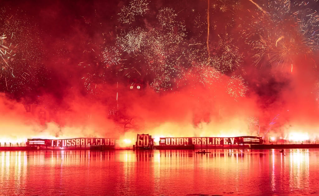 Die Fans von Union Berlin veranstalteten ein riesiges Feuerwerk zum Club-Geburtstag.