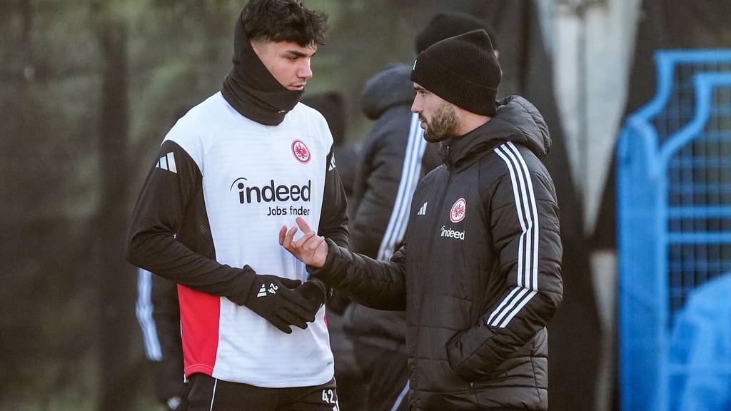 Eintracht-Interimscoach Dennis Schmitt (r.): In Baku gefordert.
