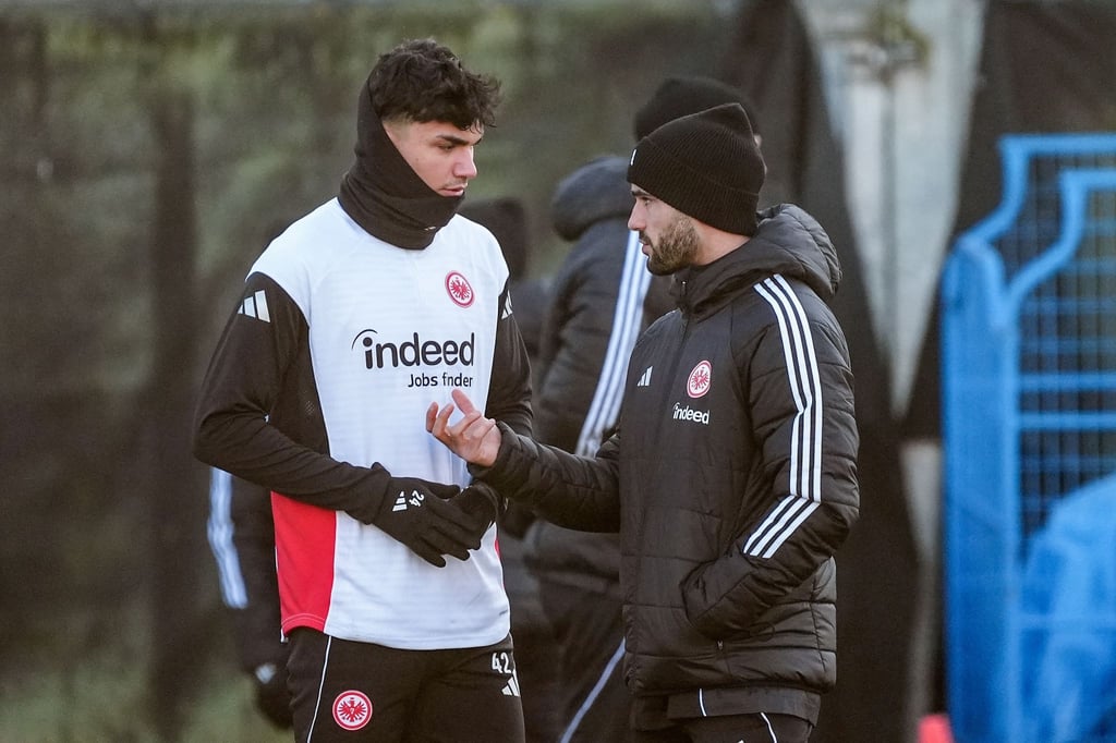 Eintracht-Interimscoach Dennis Schmitt (r.): In Baku gefordert.